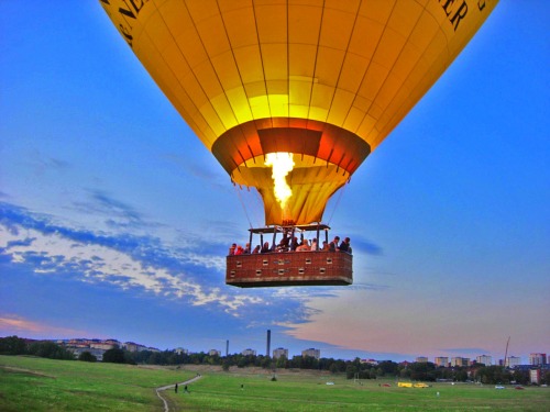 A ballon landing at Gardet.