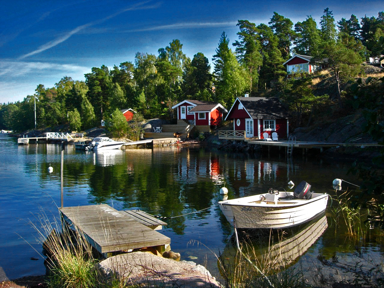 A charmingly Swedish scene at Hästedegård-brygga on Ljustero.
