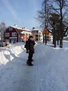 My friend Judy shows just how much snow there is in Saltsjöbaden. Notice that we actually had some sun today!